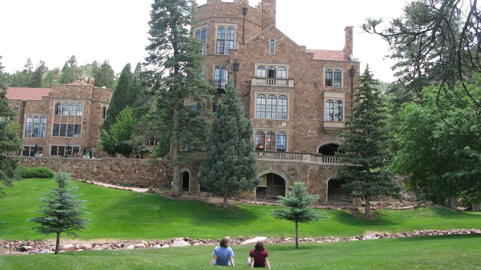 Glen Eyrie Castle que inclui arquitetura de patrimônio, um jardim e um pequeno castelo ou palácio
