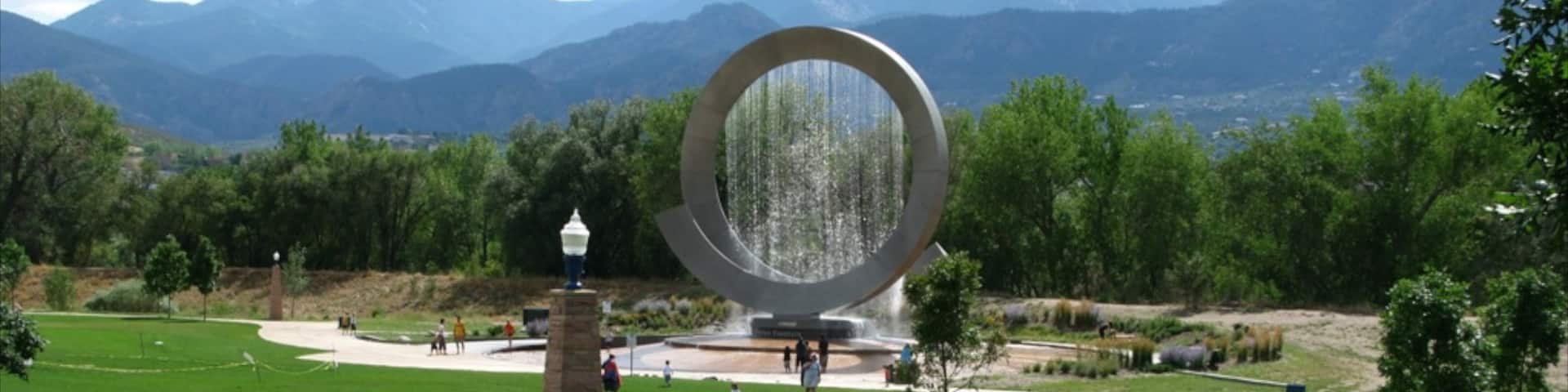America the Beautiful Park ofreciendo un parque, una fuente y arte al aire libre