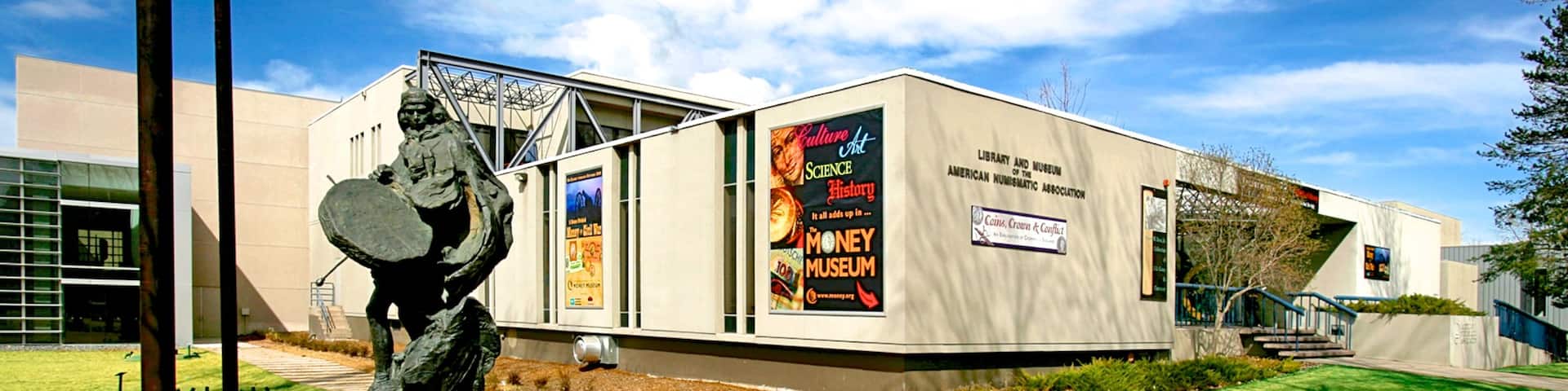 Museo del dinero ANA mostrando un jardín y una estatua o escultura