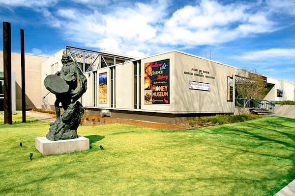 ANA Money Museum mit einem Statue oder Skulptur und Garten