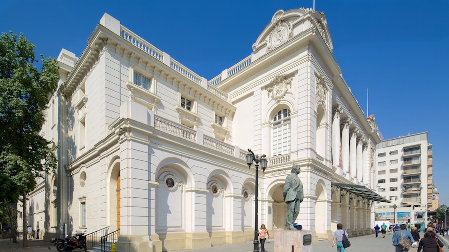 Teatro municipal de Santiago que incluye arquitectura patrimonial y escenas de teatro