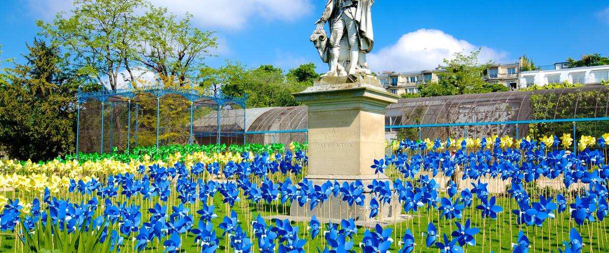 Jardín de Aclimatación ofreciendo una estatua o escultura, un jardín y arte al aire libre