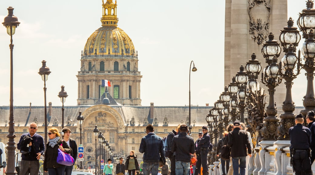 Les Invalides showing heritage architecture and street scenes as well as a large group of people