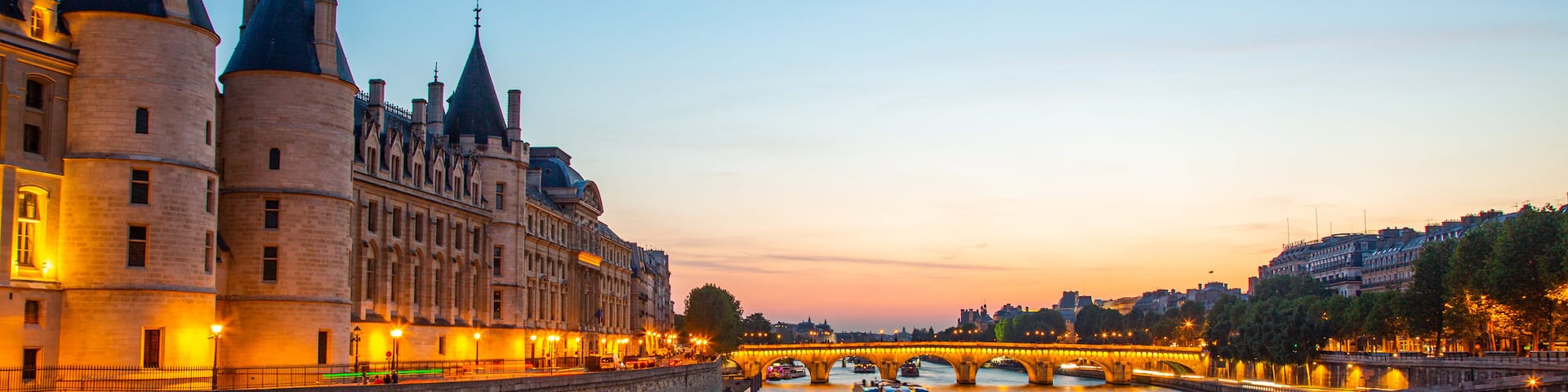 Pont Neuf montrant patrimoine architectural, château et rivière ou ruisseau