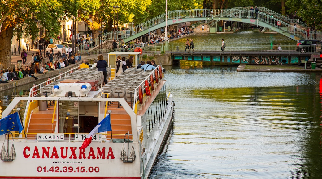 Canal Saint-Martin welches beinhaltet Fähre und Fluss oder Bach