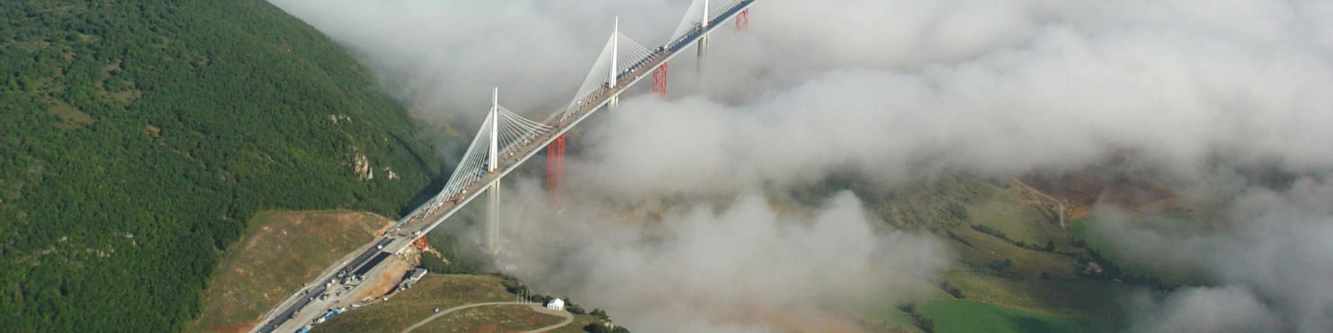 Millau mit einem Brücke und Nebel