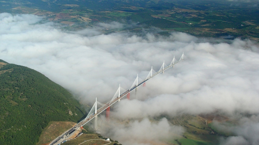 Millau bevat mist of nevel en een brug