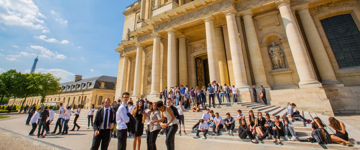 Les Invalides which includes heritage architecture and street scenes as well as a large group of people