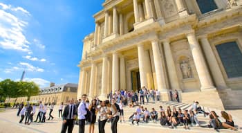 Les Invalides que incluye escenas cotidianas y arquitectura patrimonial y también un grupo grande de personas