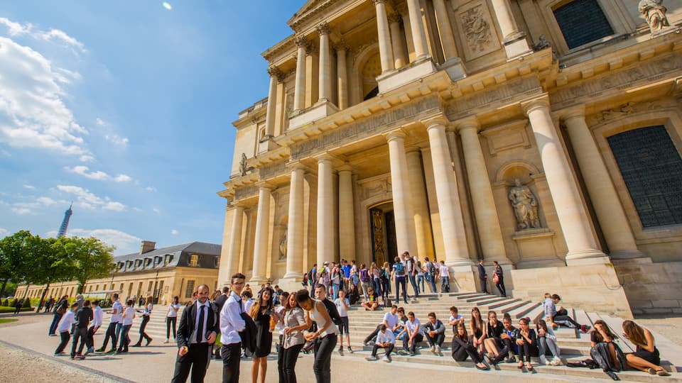 Les Invalides showing street scenes and heritage architecture as well as a large group of people