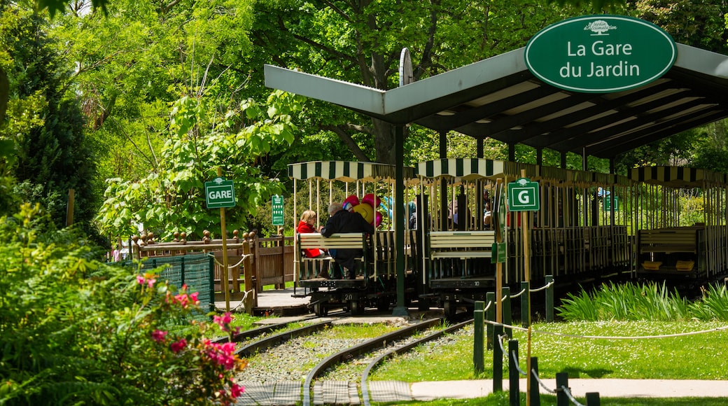 Jardin d\'Acclimatation which includes railway items