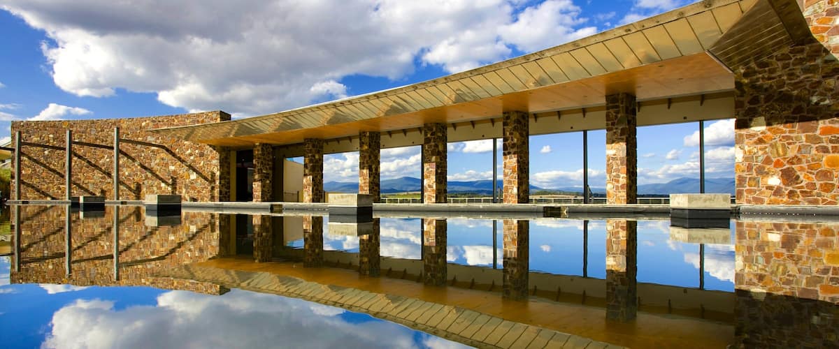 Yarra Valley featuring moderni arkkitehtuuri ja järvi tai vesikuoppa