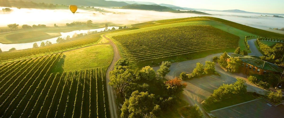 Yarra Valley ofreciendo un lago o abrevadero, vistas generales de la costa y un río o arroyo