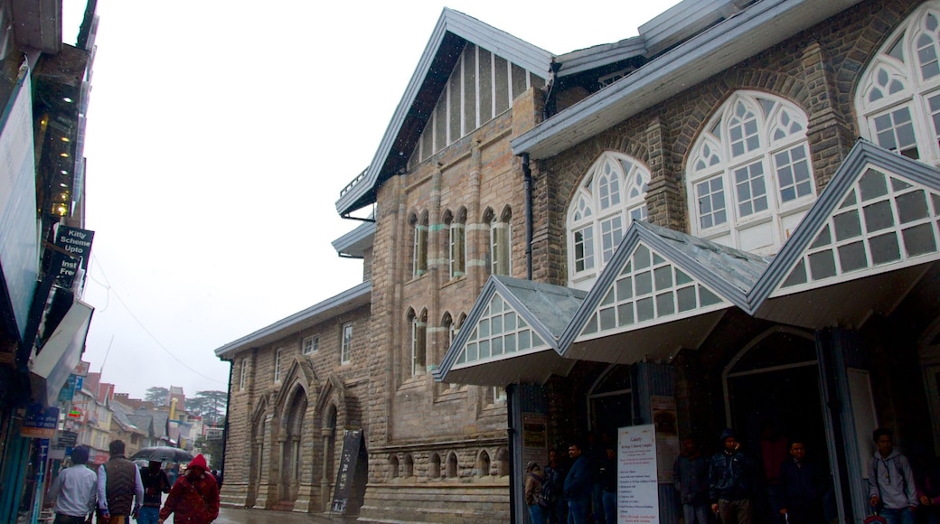 Gaiety Theater featuring street scenes and heritage architecture