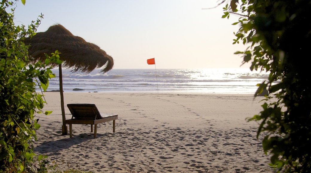 Praia de Ashvem mostrando uma praia de areia