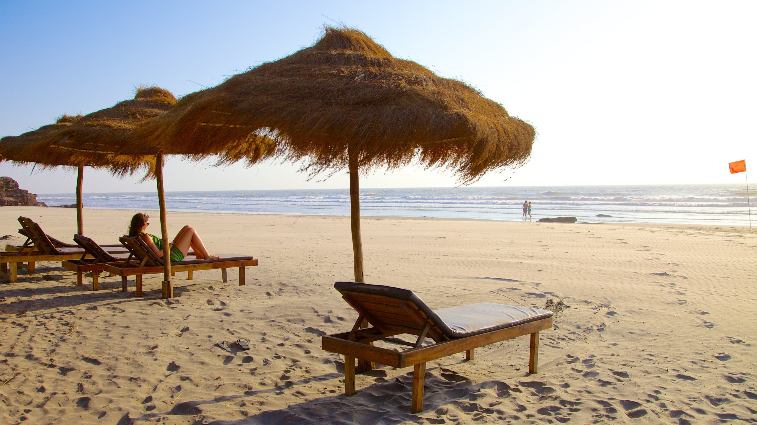 Ashvem Beach toont een zandstrand