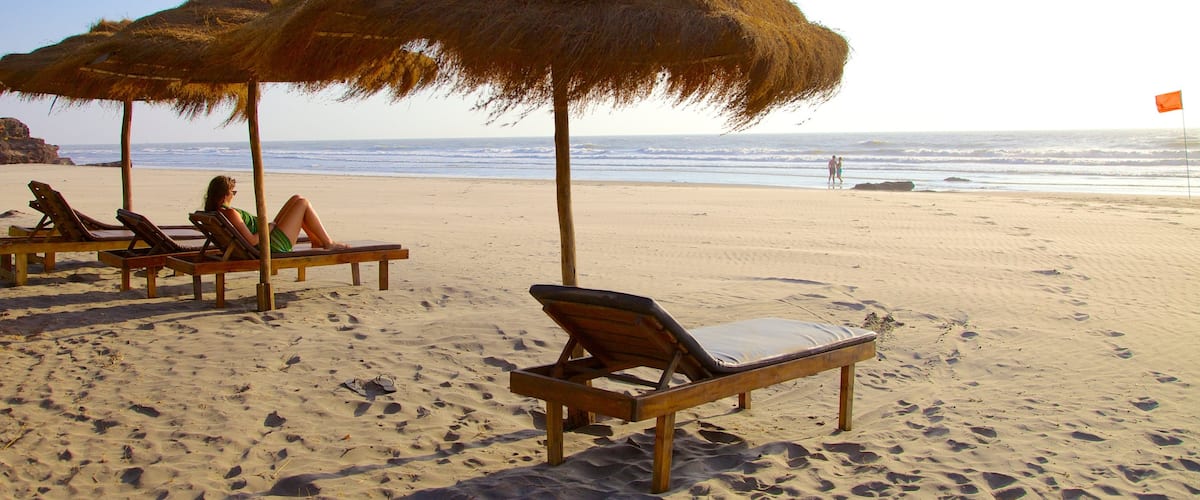 Playa de Ashvem que incluye una playa de arena