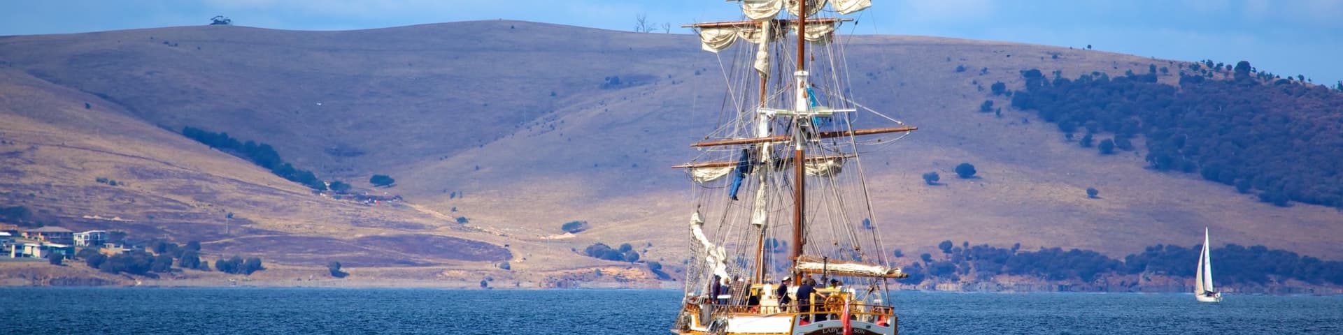 Southeast Tasmania showing a bay or harbor, sailing and general coastal views