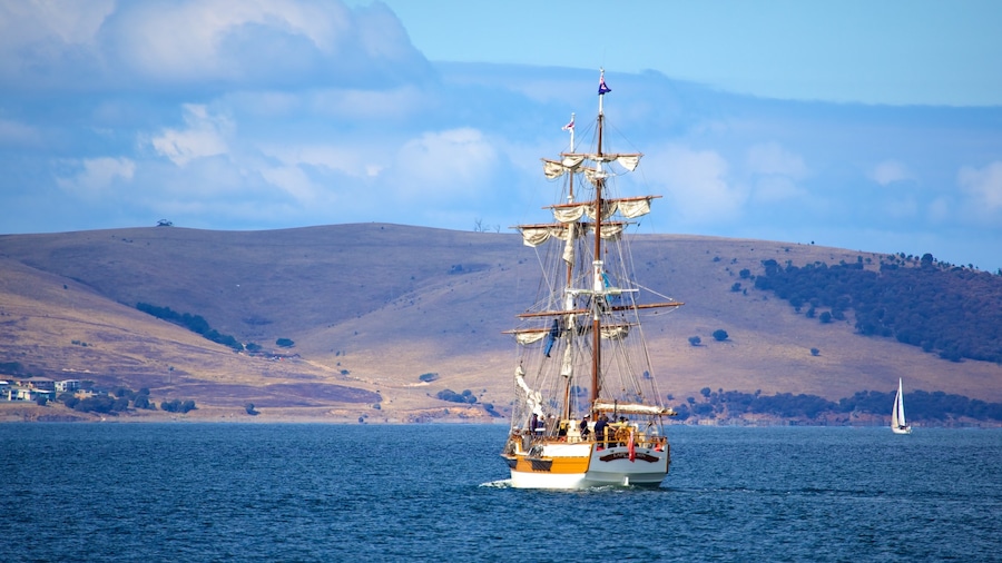 Zuidoost Tasmanië bevat algemene kustgezichten, zeilen en een baai of haven