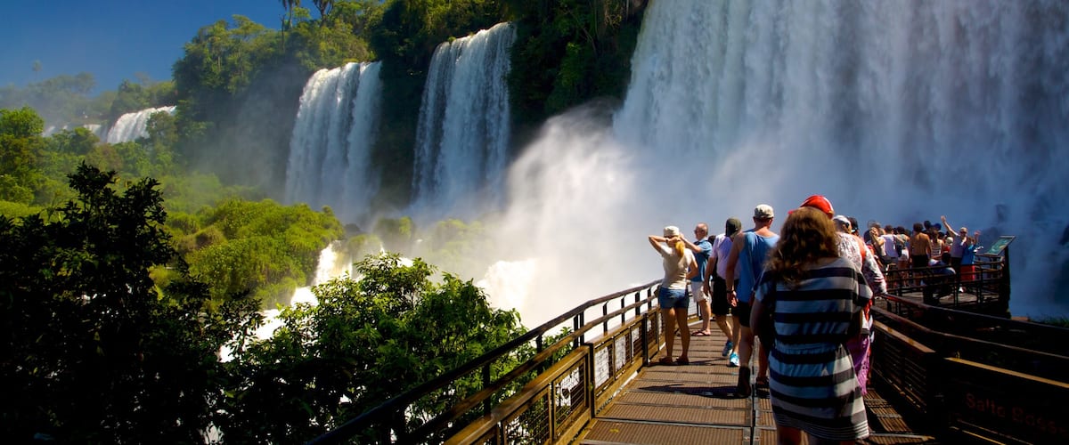Cataratas del Iguazú ofreciendo una cascada y también un gran grupo de personas