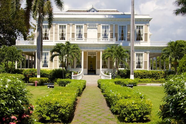 Devon House das einen Park und Haus