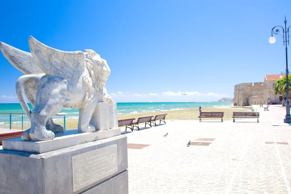 Plage de Finikoudes qui includes statue ou sculpture et vues littorales