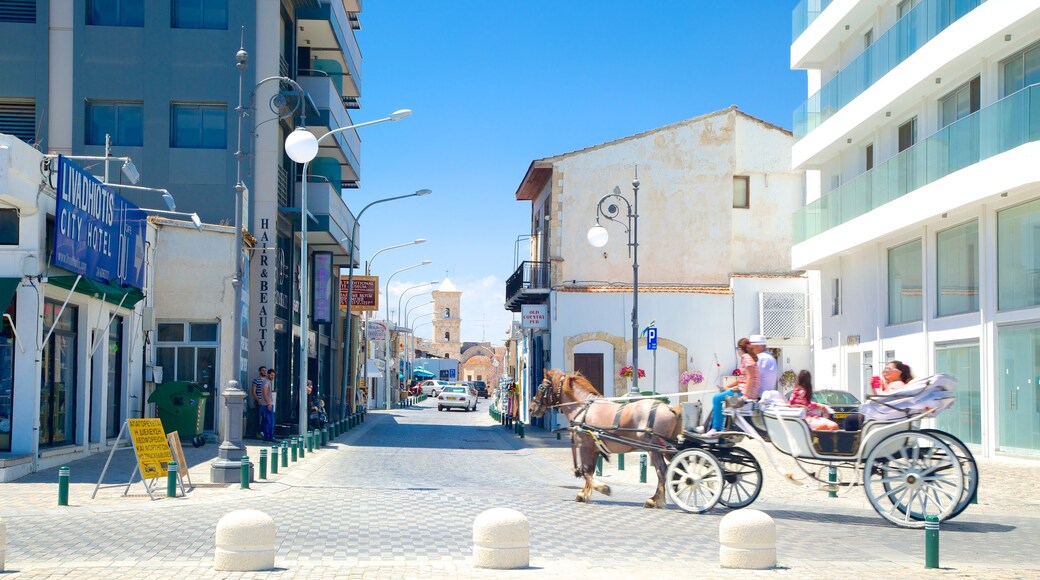 Larnaca qui includes animaux terrestres et scènes de rue