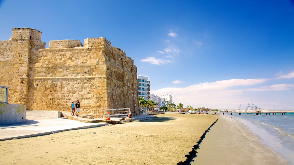 Fuerte de Larnaca ofreciendo una playa, arquitectura patrimonial y vista general a la costa