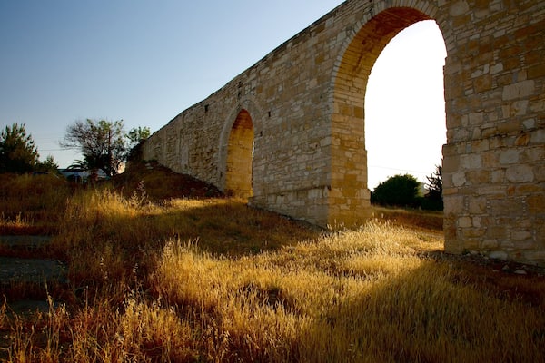 Aqueduc de Larnaca mettant en vedette ruine