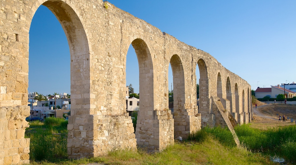 Aquädukt von Larnaca mit einem Gebäuderuinen