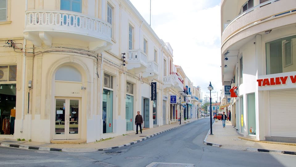Cidade velha de Limassol caracterizando cenas de rua