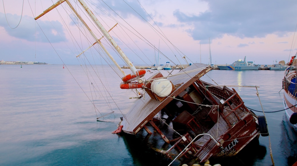 Porto di Paphos che include baia e porto