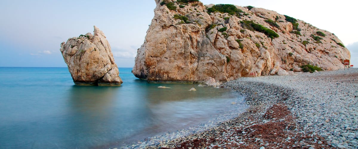 Roca de Afrodita ofreciendo una playa de guijarros