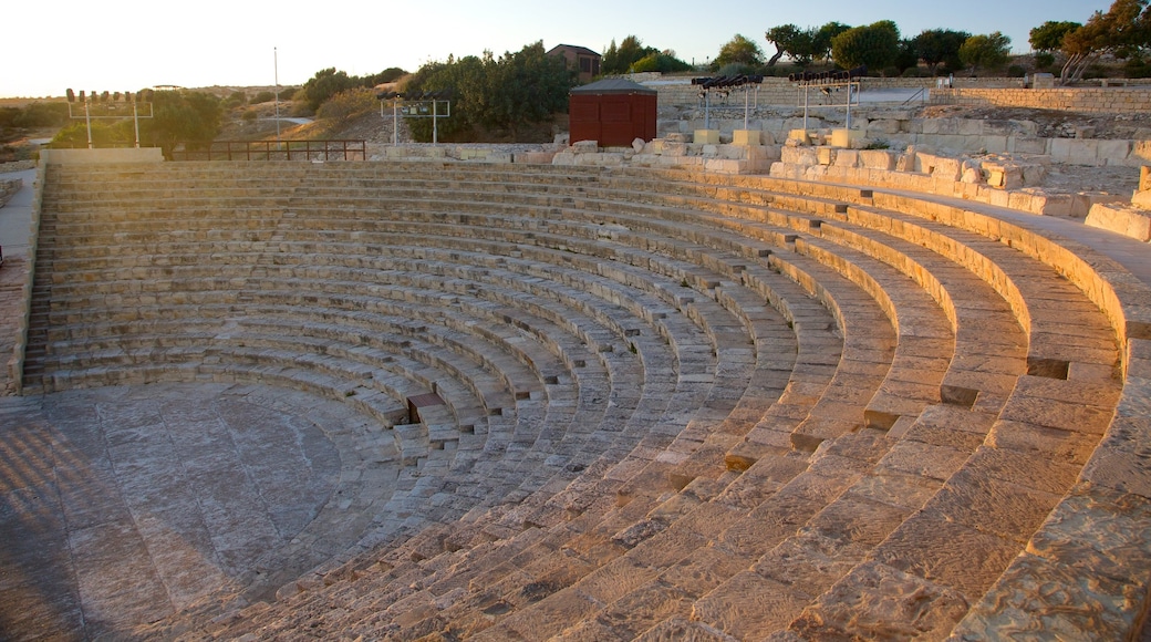 Kourion som visar historisk arkitektur och ruiner