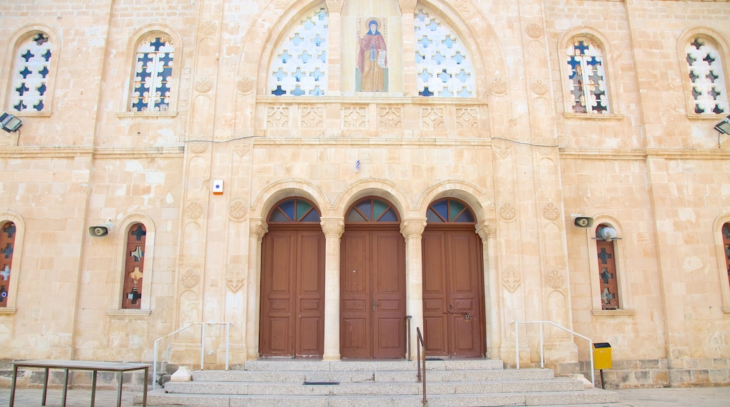 Gamla stan i Limassol presenterar religiösa element, historisk arkitektur och en kyrka eller katedral