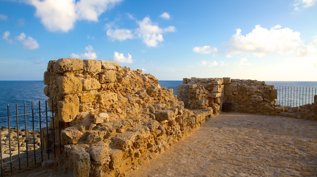 Burg von Paphos welches beinhaltet allgemeine Küstenansicht und Ruine