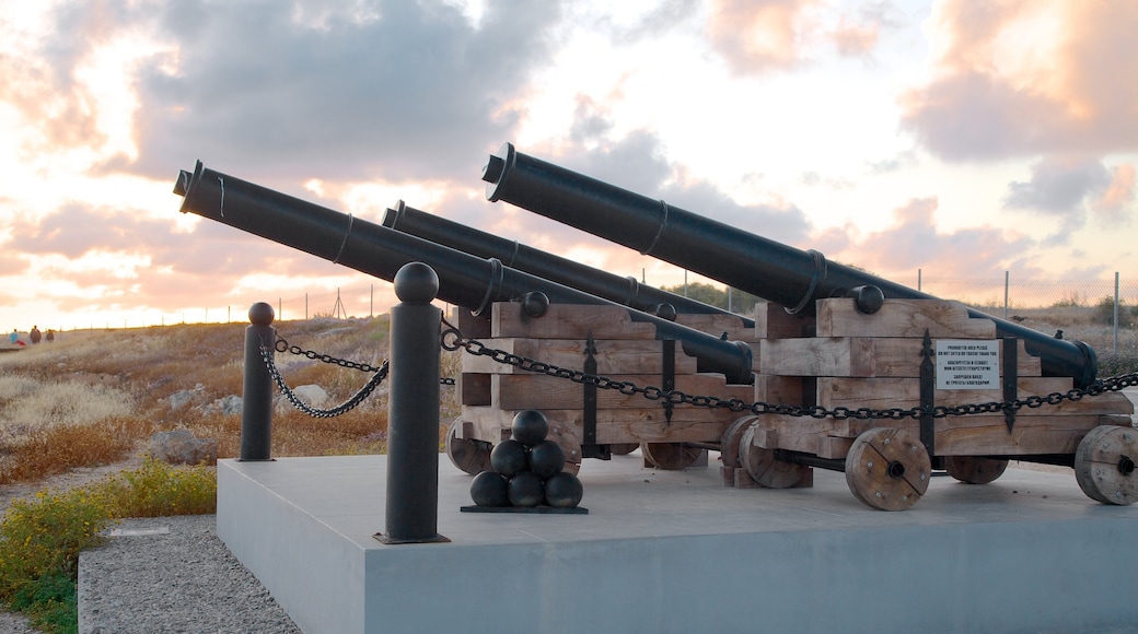 Château de Paphos montrant mémorial, coucher de soleil et articles militaires