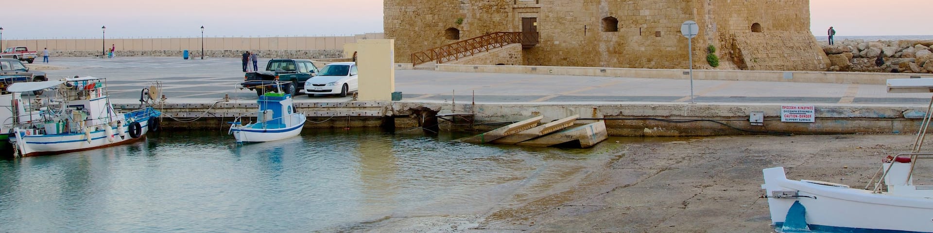 Hafen von Paphos welches beinhaltet Sonnenuntergang und Bucht oder Hafen