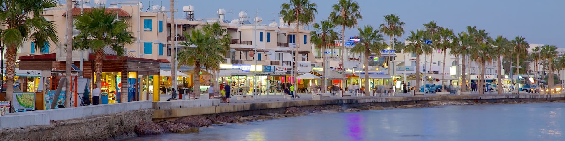 Port de Paphos mettant en vedette ville cĂŽtiĂšre et baie ou port