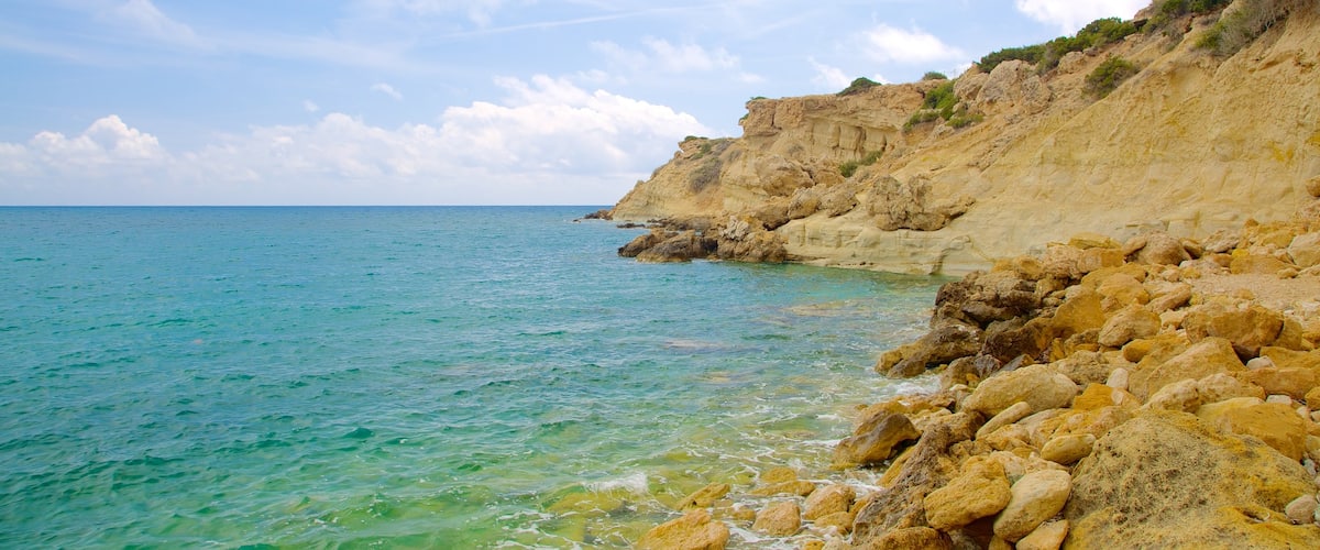 Coral Bay Beach showing rugged coastline
