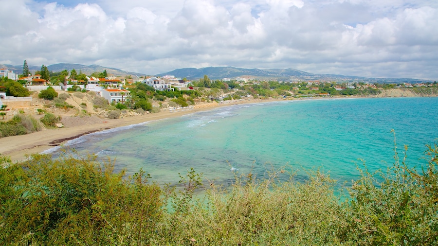 Playa de Bahía de Coral que incluye vistas generales de la costa