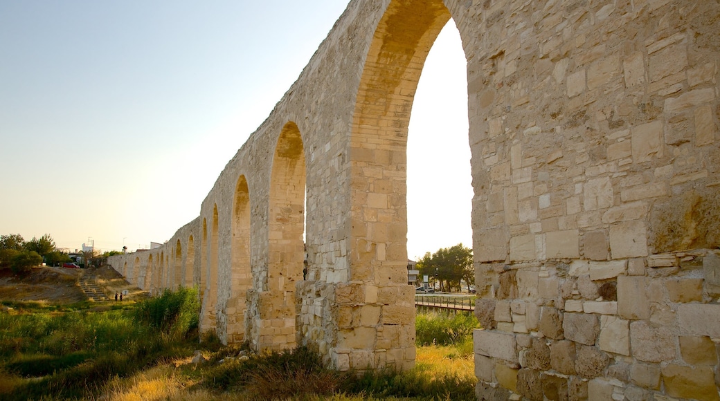 สะพานส่งน้ำ Larnaca แสดง มรดกทางสถาปัตยกรรม