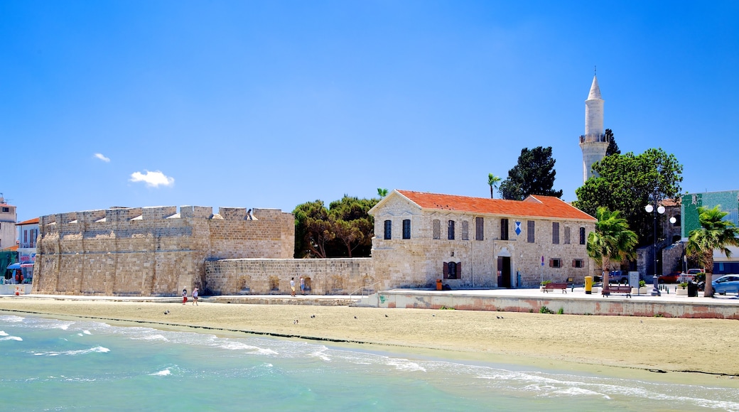 Fuerte de Larnaca ofreciendo una playa y arquitectura patrimonial