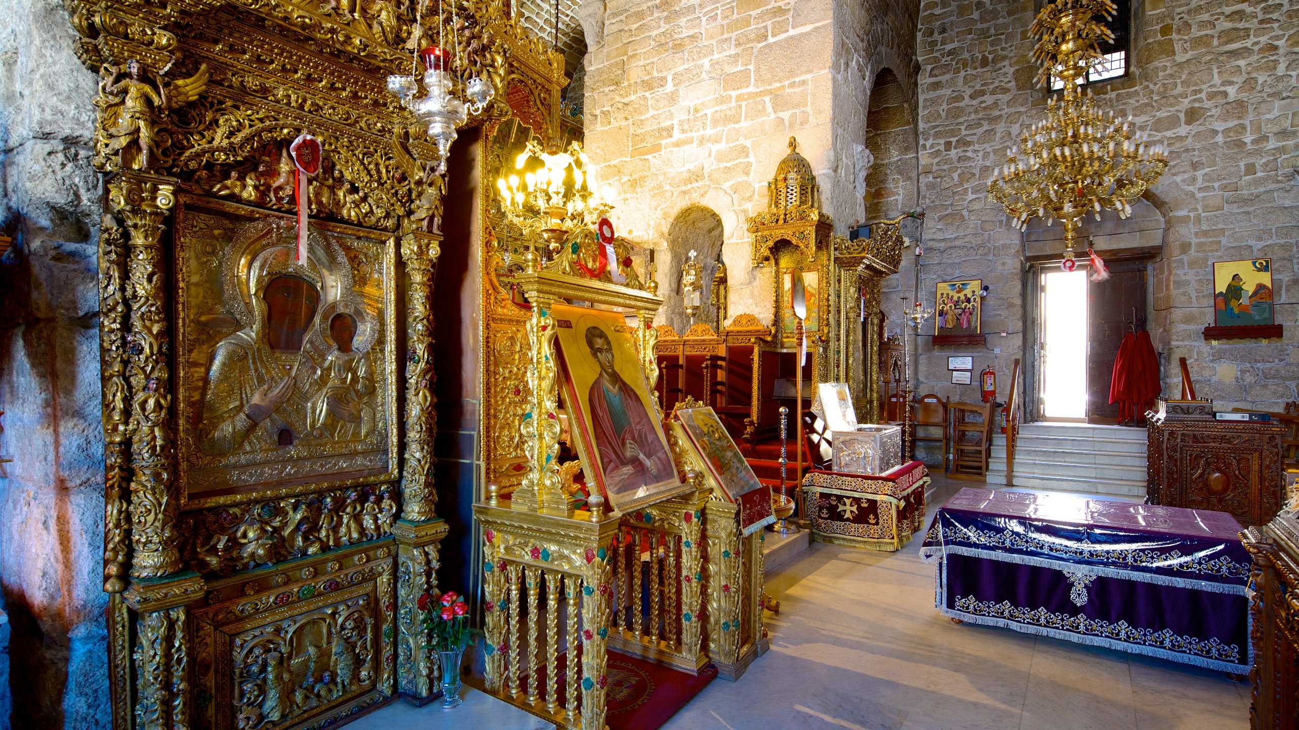 Church of Saint Lazarus which includes interior views, heritage architecture and religious elements