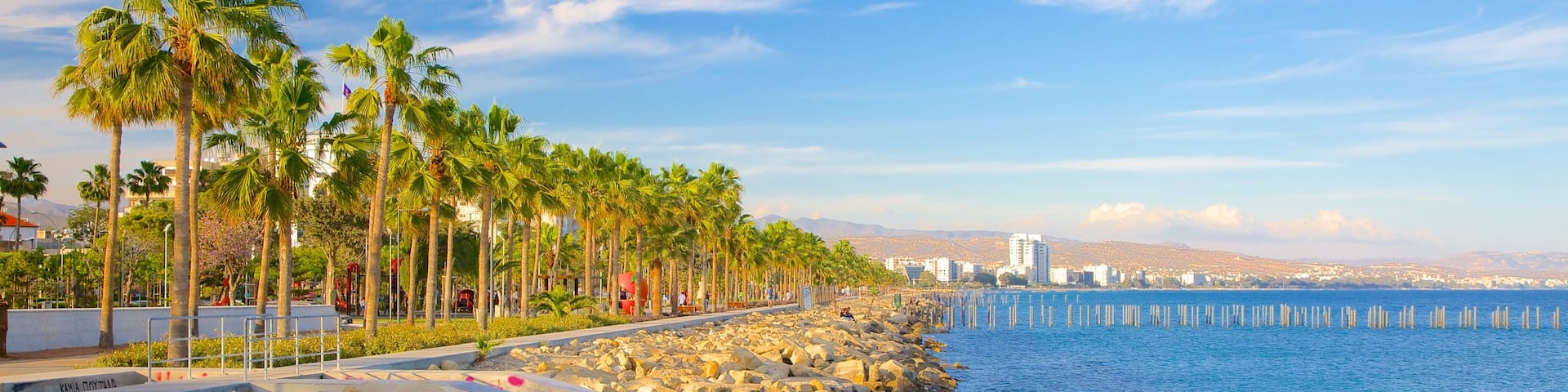 Limassol mostrando una puesta de sol y costa rocosa