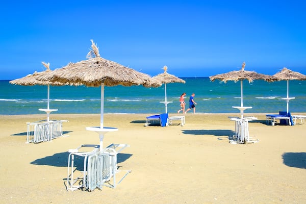 Larnaca mettant en vedette baie ou port, vues littorales et plage de sable