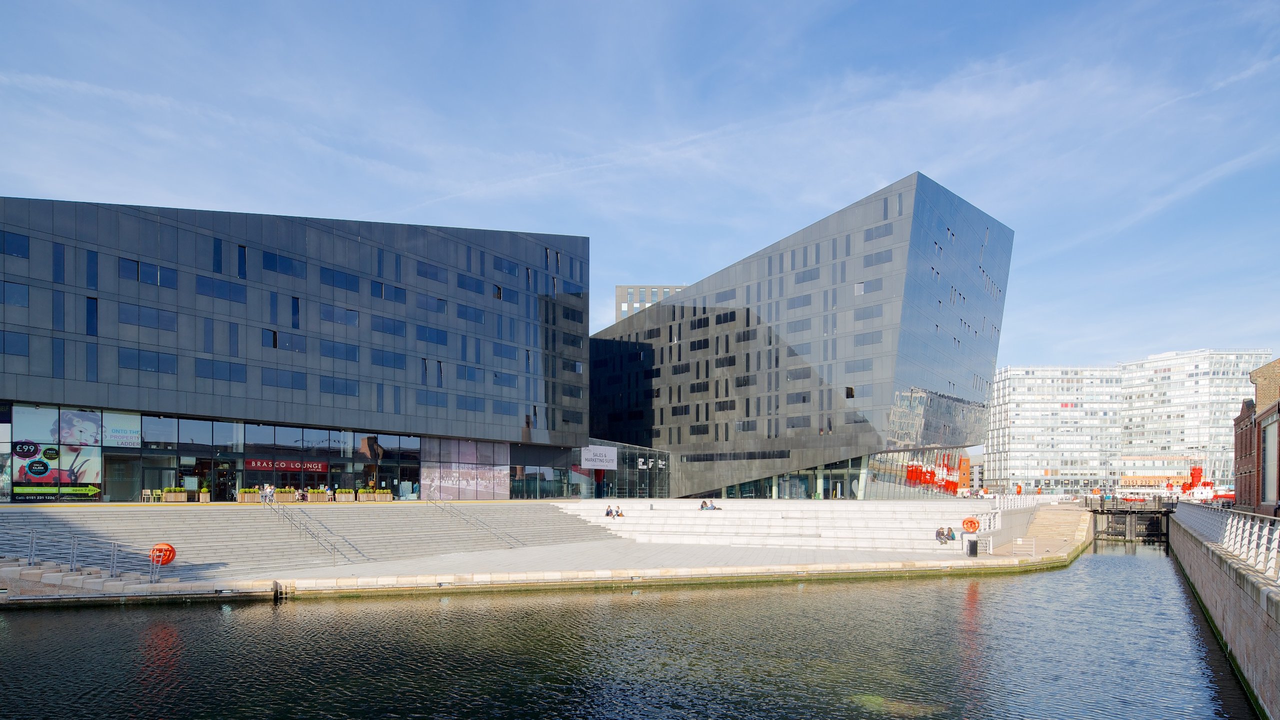 Liverpool que incluye dfc, un río o arroyo y arquitectura moderna