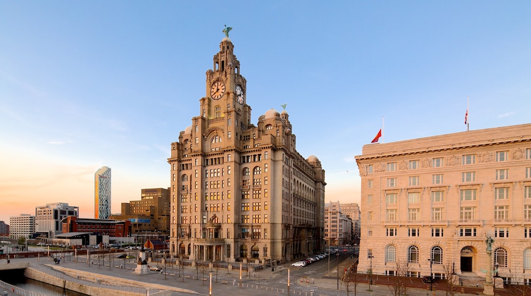 Royal Liver Building montrant patrimoine architectural et ville