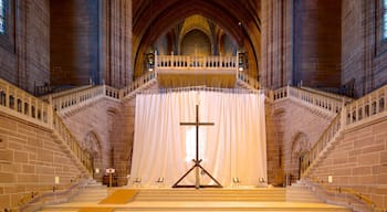 Liverpool Anglican Cathedral que incluye vistas de interior, una iglesia o catedral y elementos religiosos