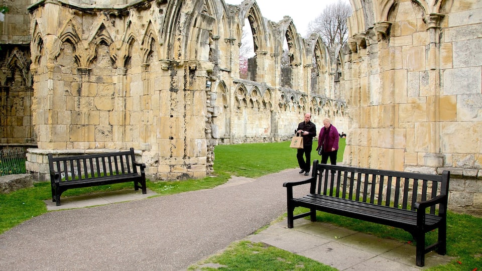 St. Mary\'s Abbey showing heritage architecture and building ruins as well as a couple